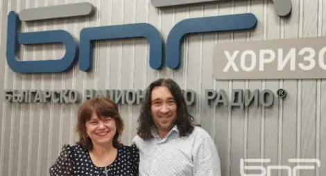 Светлин Симеонов и Татяна Даскалова се връщат в родния Русе с новите си стихосбирки. 			Снимка: БНР