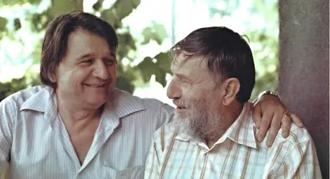 Станимир Трифонов (вляво) с Шефа - великотърновският професор по фолклор Анчо Калоянов, турил първата мая на познанието и съблазънта към литературата у днешния режисьор. Снимка: Личен архив Станимир Трифонов (вляво) с Шефа - великотърновският професор по фолклор Анчо Калоянов, турил първата мая на познанието и съблазънта към литературата у днешния режисьор. Снимка: Личен архив