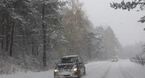 Мокри и хлъзгави са пътищата на места, заради валежите Мокри и хлъзгави са пътищата на места, заради валежите
