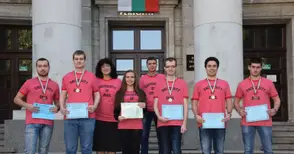 Студенти донесоха пет медала от олимпиада по компютърна математика