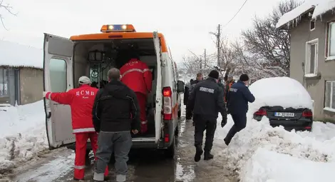 Обгазените в Сливо поле баща и дъщеря остават в критично състояние