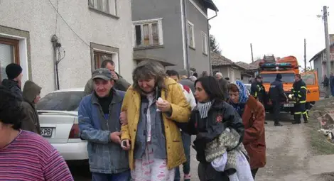 Газов взрив затрупа пет жени под двуетажна къща