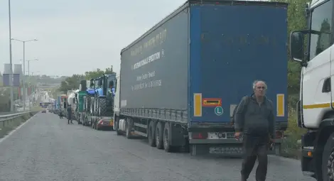 Софиянци надзирават отпушването на тапата на Дунав мост