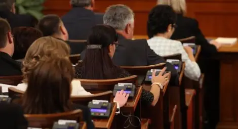 Парламентът отменя сливането на празнични дни