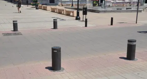 Нови осем потъващи цилиндъра ще  пазят пешеходната зона от коли