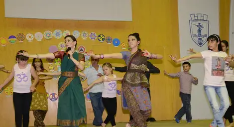 Катя Тошева заменя софтуера за индийски танци и шприц с къна