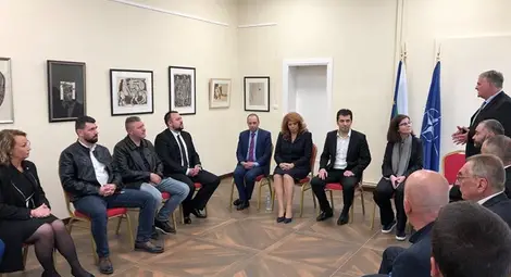 Хеликоптерът на Петков посрещнат в Битоля с плакати &ldquo;Българи фашисти&rdquo;, реч на Йотова заглушена