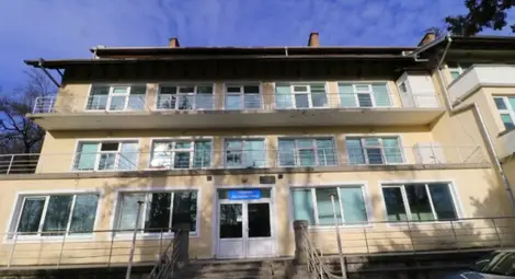 Белодробната болница във Велико Търново търси сестри - заплата 2 650 лева