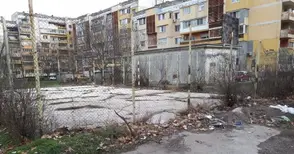 Разбита спортна площадка в „Чародейка“ плаче за ремонт