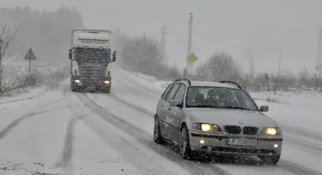 Пътните настилки в страната са мокри и заснежени, почистват се 
