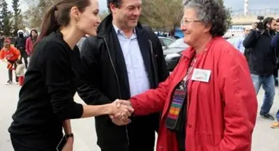 Анджелина Джоли е при бежанците в Пирея