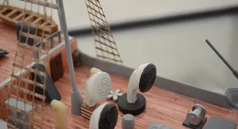 След 30-годишна пауза Мартин Конов отново прави макети на кораби. Този път от... боклуци