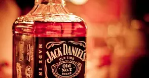 5 бутилки уиски пратиха двама криминални съдружници в затвор