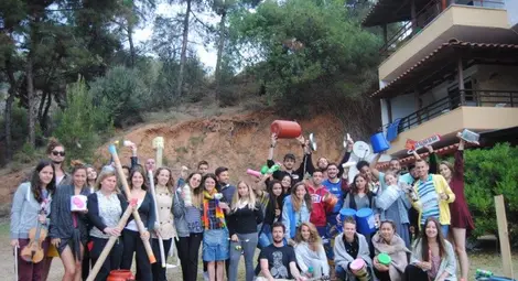 Младежи правиха музикални инструменти от отпадъци