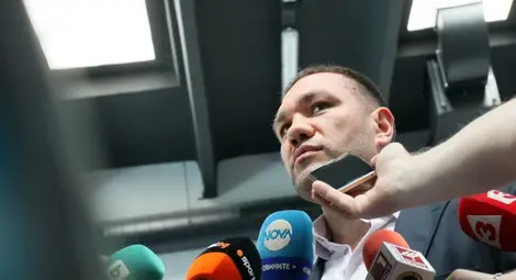 Временно отнеха лиценза на Кубрат Пулев заради целувката