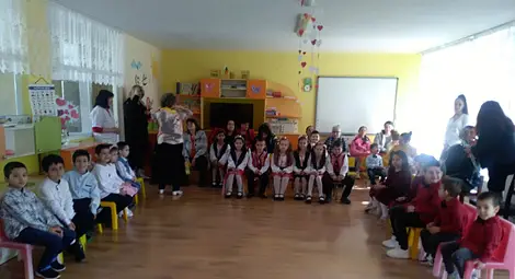 Малчугани в Бисерци пяха и танцуваха за Мама