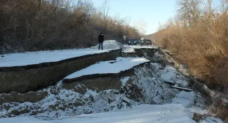 Спешно възстановяват пропаднал участък от пътя Поликраище-Елена-Майско