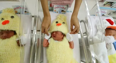 Болница облича новородените като пилета 