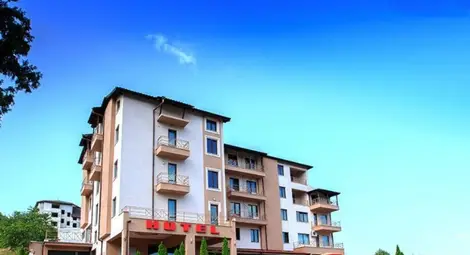 Това е хотелът, в който отседнаха футболистите от русенския тим.