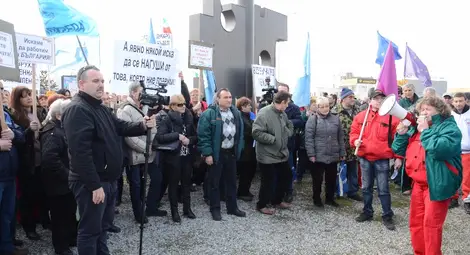 Над 600 човека от &bdquo;Дунарит&ldquo; поискаха оставката на Лукарски