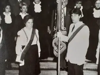 Снимка на учителския колектив от Математическа гимназия &bdquo;Баба Тонка&ldquo;, Руска Драгнева е до знамето. Снимки: Държавен архив-Русе