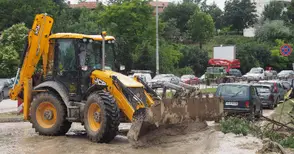 Хора и техника от Русе помагат на бедстващите във Варна