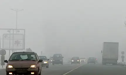 Намалена видимост на места по пътищата заради мъгла