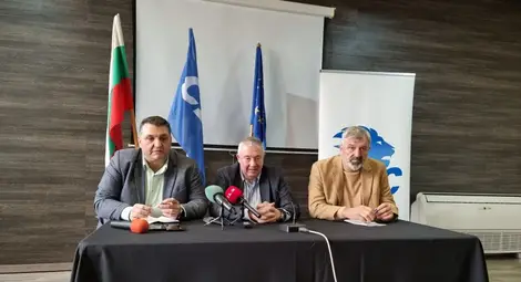 Областният председател на СДС Драгомир Драганов, главният секретар на партията Илия Лазаров и общинският й председател Станимир Станчев /от дясно наляво/ дадоха обща пресконференция в Русе.			                              Снимка: &bdquo;Утро&ldquo;