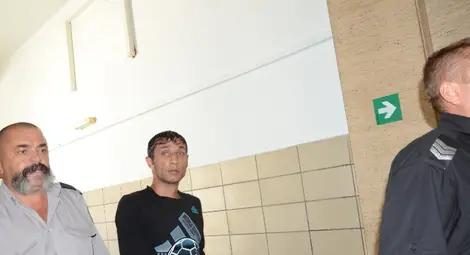 Проститутки и сводници заложили капан на тираджия в кабината му