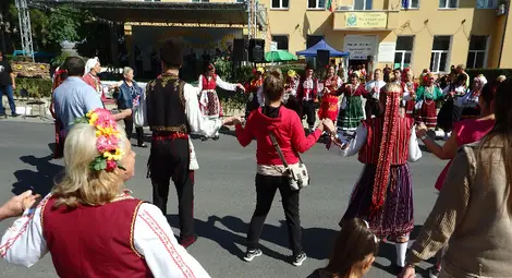 &bdquo;Ценово пее и танцува&ldquo; събра над 800 самодейци от цялата страна