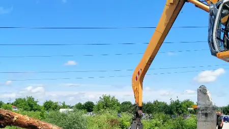 Придошлите води на река Янтра заталачиха с дървета по 7-8 метра моста на пътя Горна Оряховица &ndash; Първомайци /галерия/