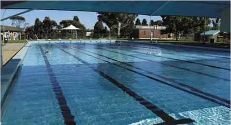 Млад мъж изпадна в кома след скок в басейн в Разград