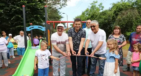 Нова детска площадка радва   най-малките жители на Кривня