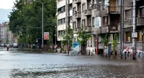И софиянци на нокти, дъждът и гръмотевиците не спират