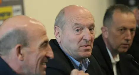 Дузпа: Приятелски огън по Касабов. В гръб!