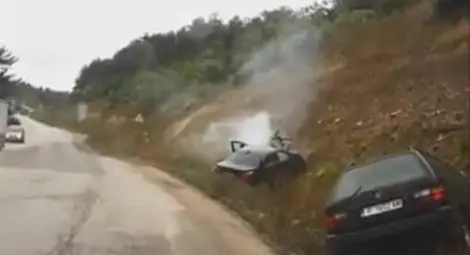 Нелепа катастрофа край Бяла, два автомобила излетяха от пътя /видео/