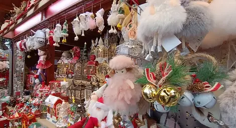 21.60 лева за порция сарми с мамалига и чаша греяно вино на най-бляскавия коледен базар в Букурещ