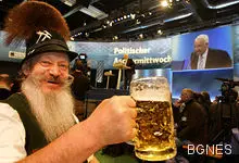 Ухапала го змия, той си пие бирата