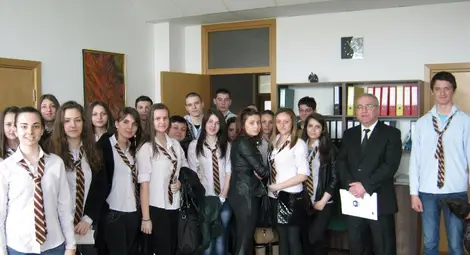 21 ученици от Гимназията по  икономика бяха мениджъри в НАП