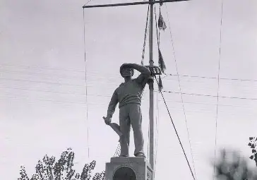 Пощенска картичка с оригиналния паметник на моряка. Пощенска картичка с оригиналния паметник на моряка.