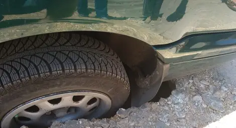 Дупка метър на два до &bdquo;Ялта&ldquo; глътна кола в движение