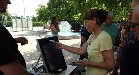 Голям интерес към обучителна кампания за машинното гласуване в Ценово /галерия/