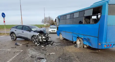 Кола и автобус на градския транспорт се удариха в Русе, има пострадали