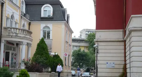 Стълбите до операта - изпитание за възрастни хора