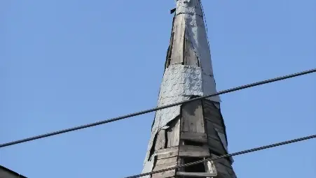 Къща на централно кръстовище се руши застрашително