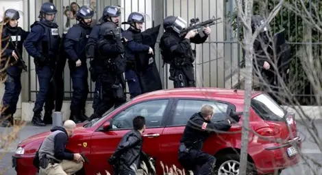 Край на заложническата драма в Париж, похитителят се предаде