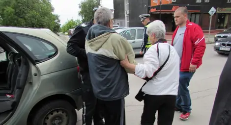 Автомобил с болен на хемодиализа бе ударен след отнето предимство