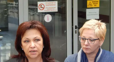 Д-р Ева Цонкова /вляво/ и пиарката на болницата Стела Кръстева разказаха за инцидента.	    Снимка: Красимир СТОЯНОВ