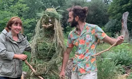 Фигури от лепки на хижа „Минзухар“ в очакване на Еньовден. Снимка: ФБ Фигури от лепки на хижа „Минзухар“ в очакване на Еньовден. Снимка: ФБ