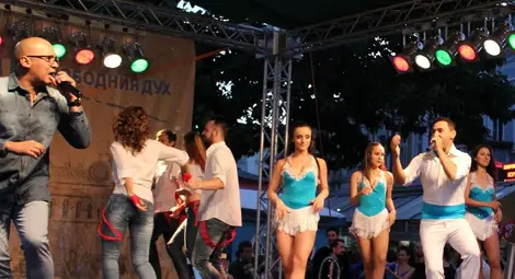 Миньони, спайдърмени и принцеси изпъстриха площада в летния карнавал